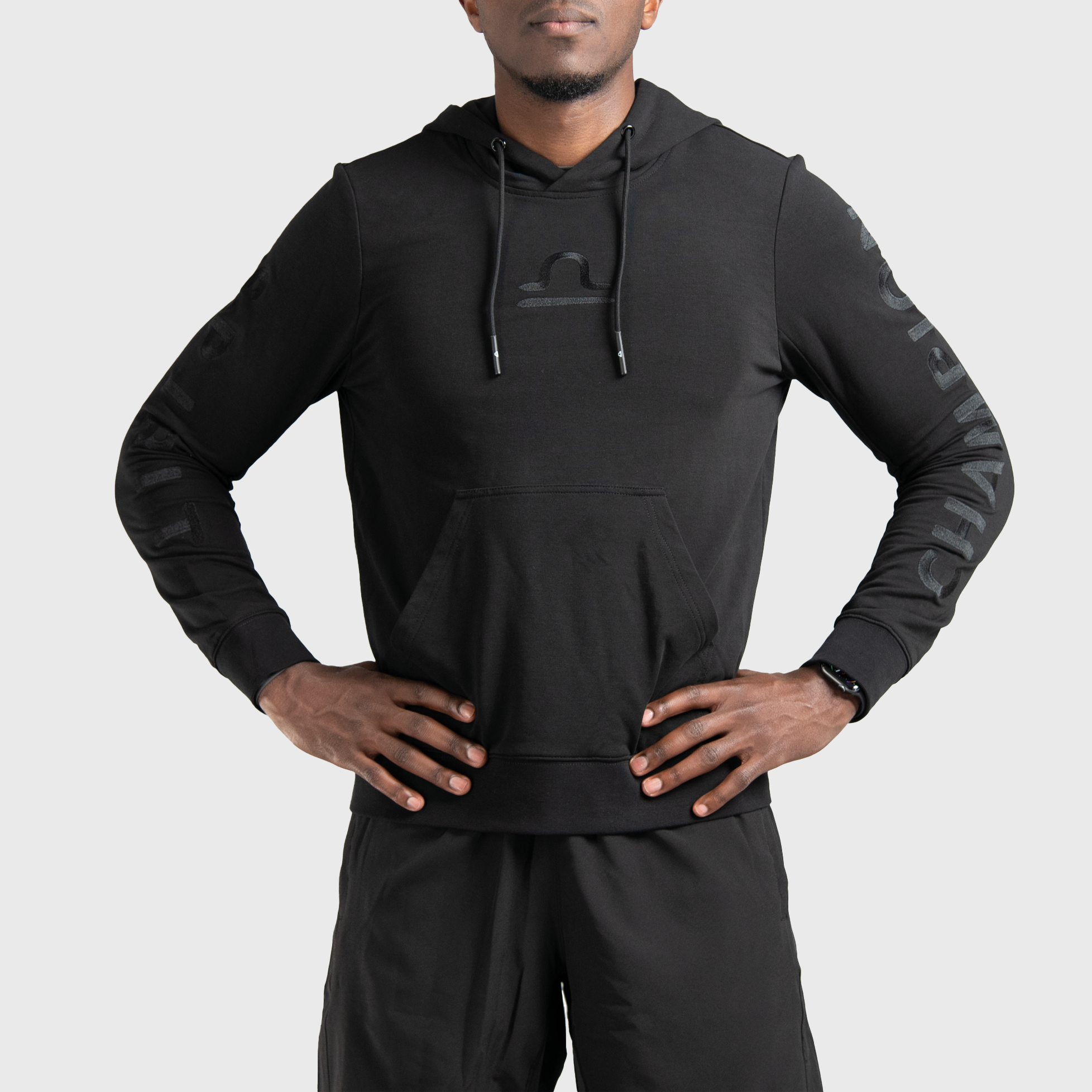 Sweat-capuche-brode-noir-manche